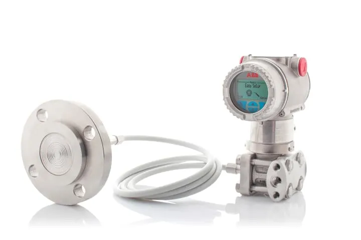 Differential pressure transmitter for liquid gas and steam measurement